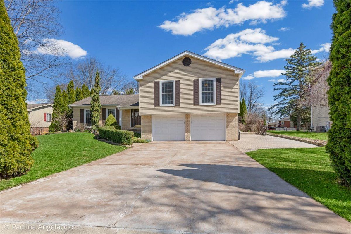 649 Greenbrier Lane — Crystal Lake, IL 60014