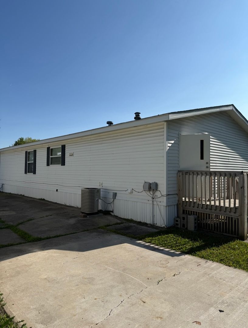 50 CANDLELIGHT Drive #50 — Sauk Village, IL 60411