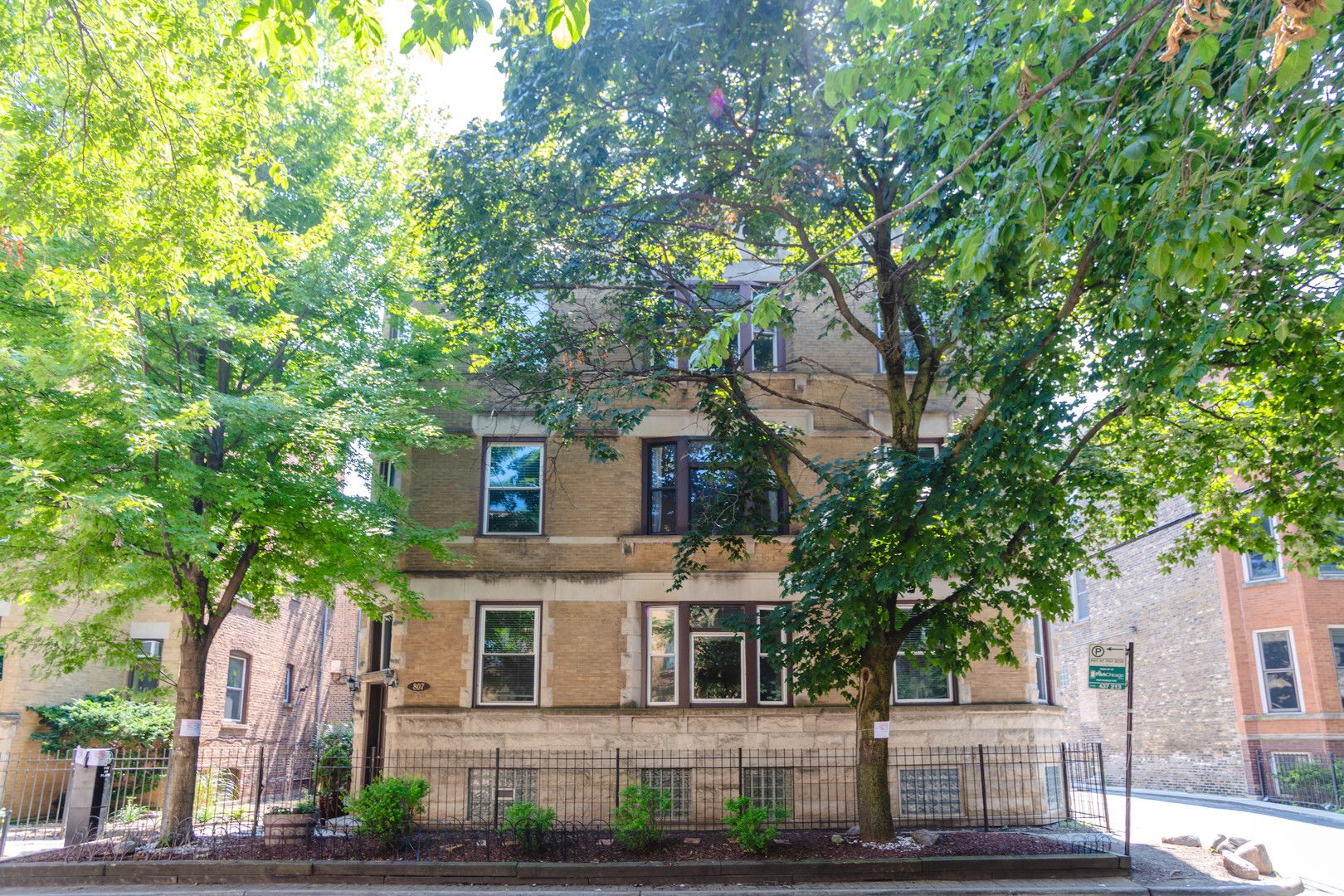 807 W NEWPORT Avenue #2 — Chicago, IL 60657