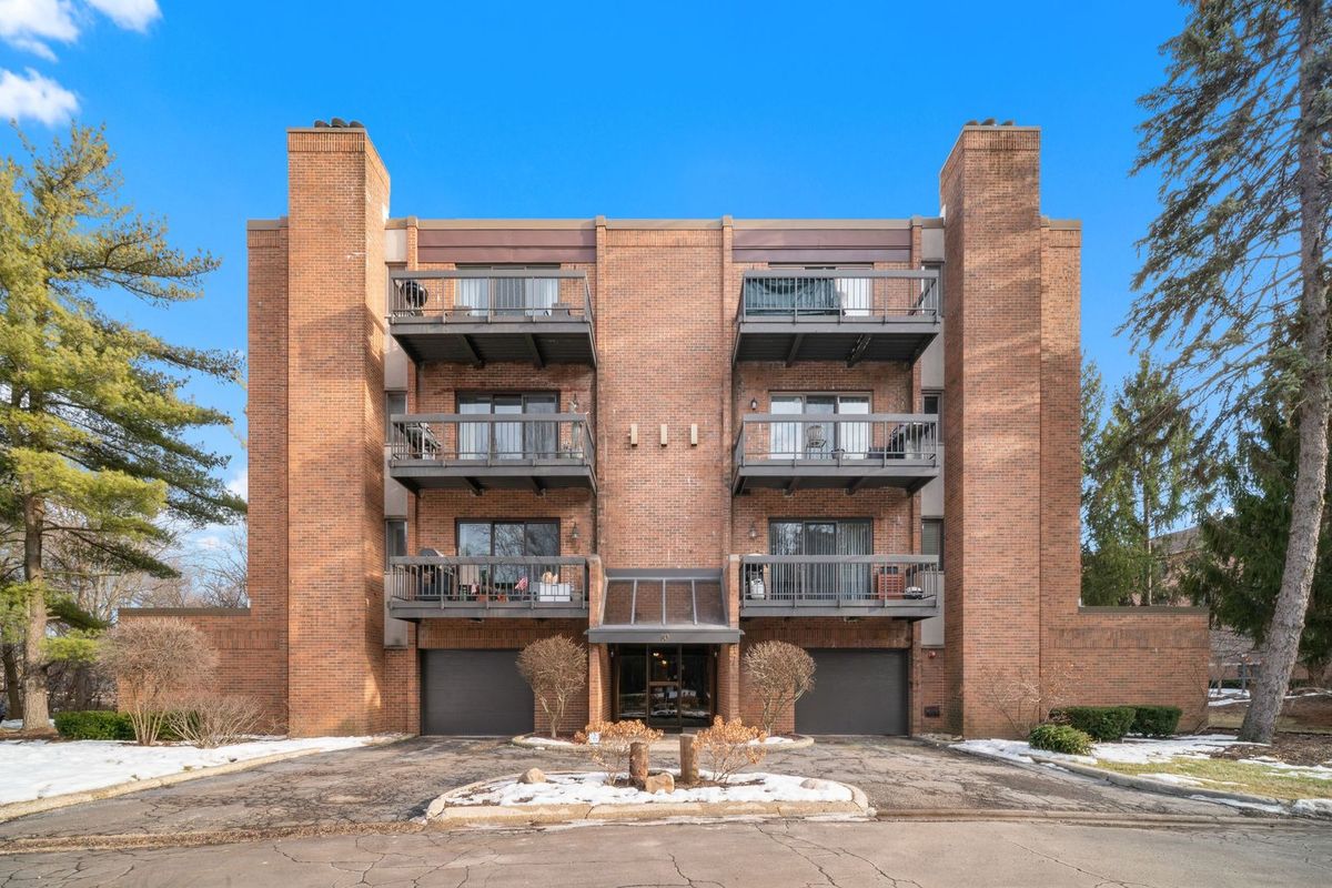 10 Trafalgar Square, Lincolnshire, IL 60069