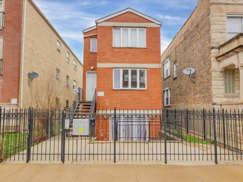 3518 W Lexington Street — Chicago, IL 60624