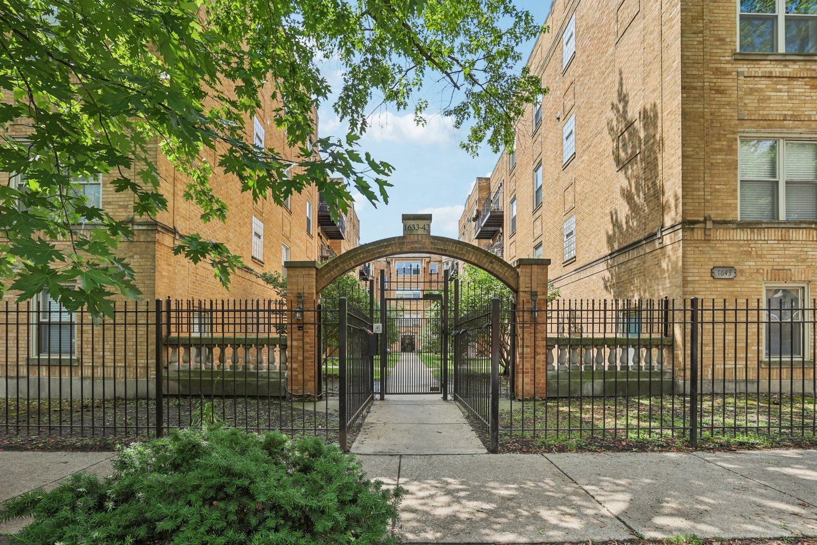 1639 W Farwell Avenue #1 — Chicago, IL 60626