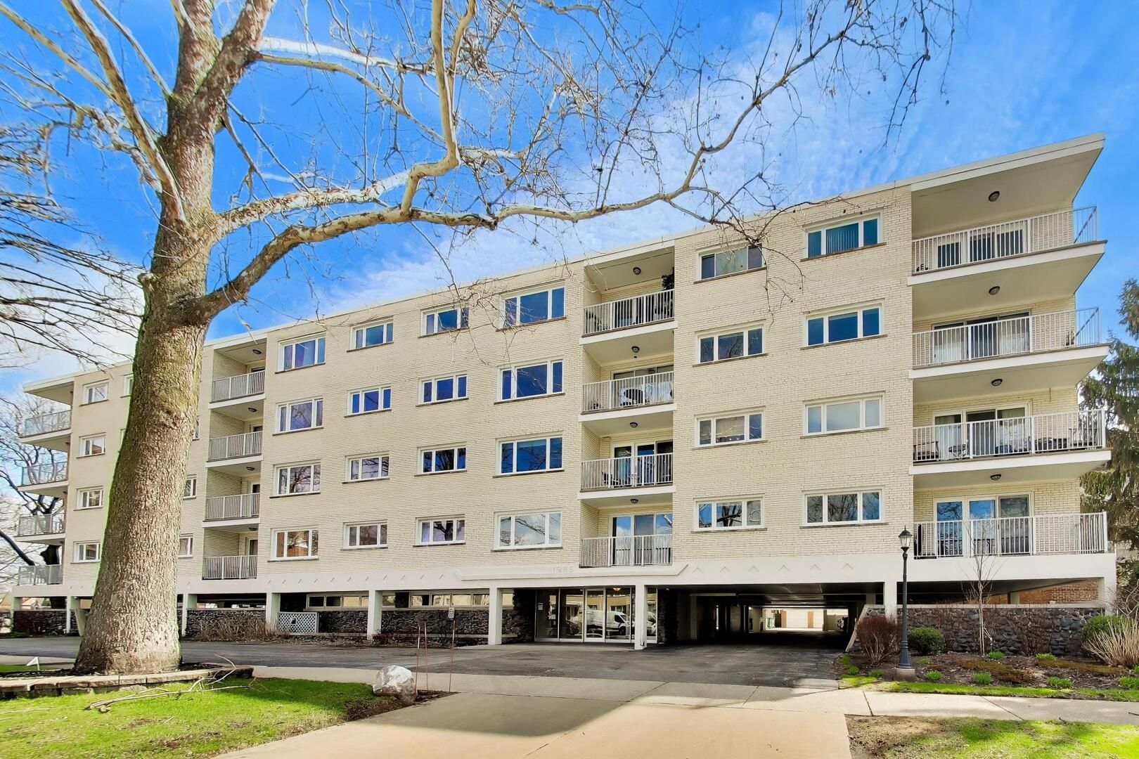 1535 Forest Avenue #402 — River Forest, IL 60305