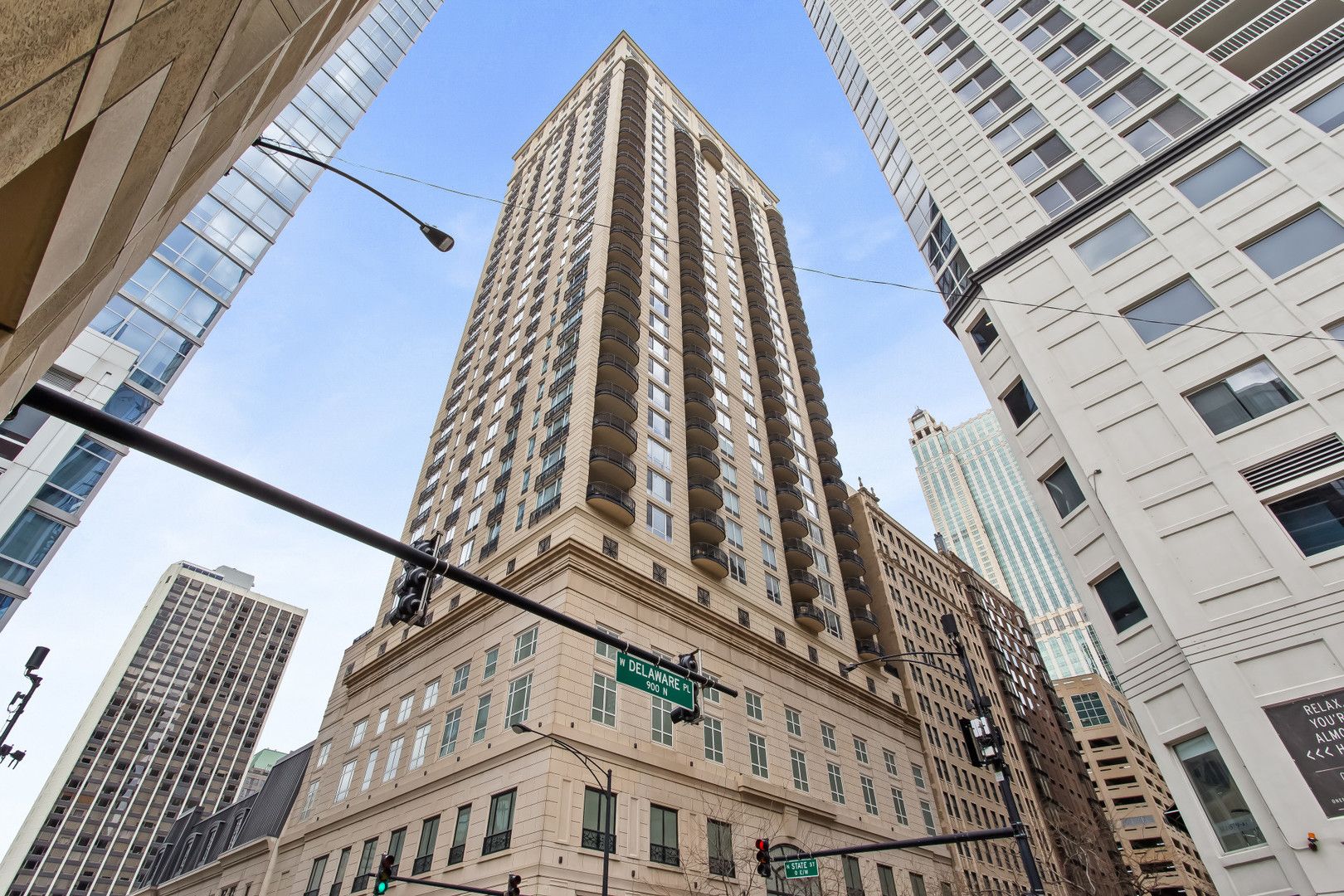 10 E Delaware Place #9C — Chicago, IL 60611