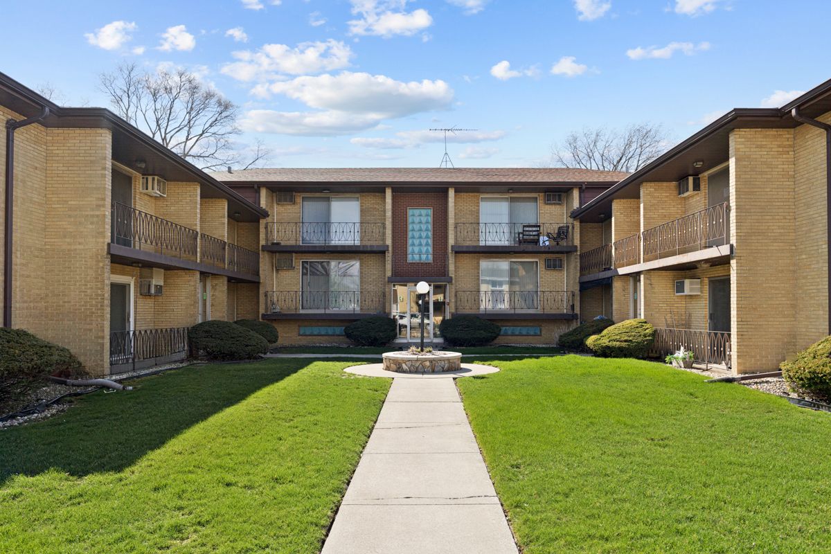 18318 Exchange Avenue #2F — Lansing, IL 60438
