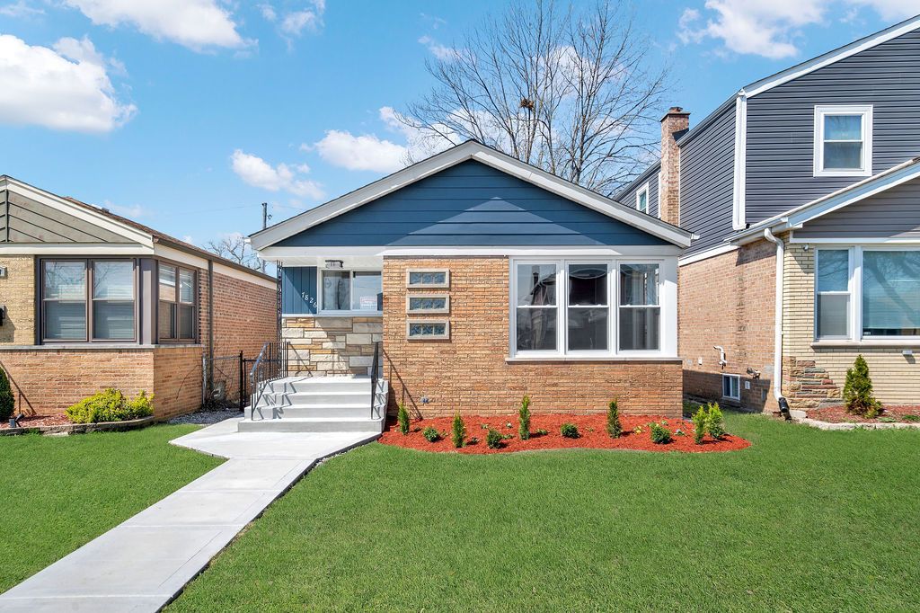 7826 S Christiana Avenue — Chicago, IL 60652
