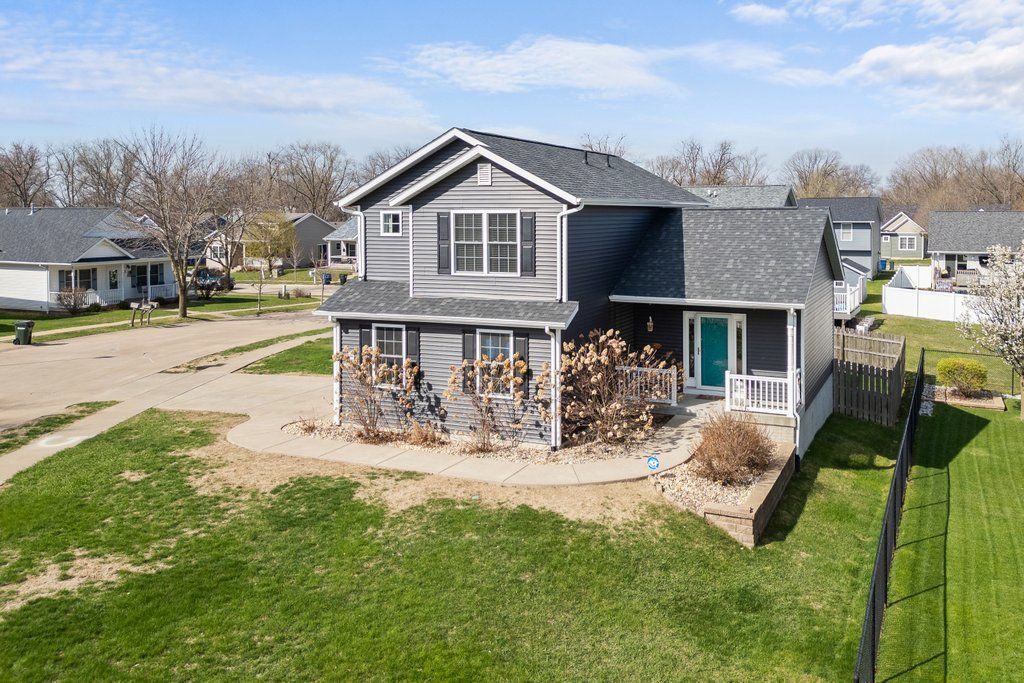 5 Village Circle, Davenport, IA 52806