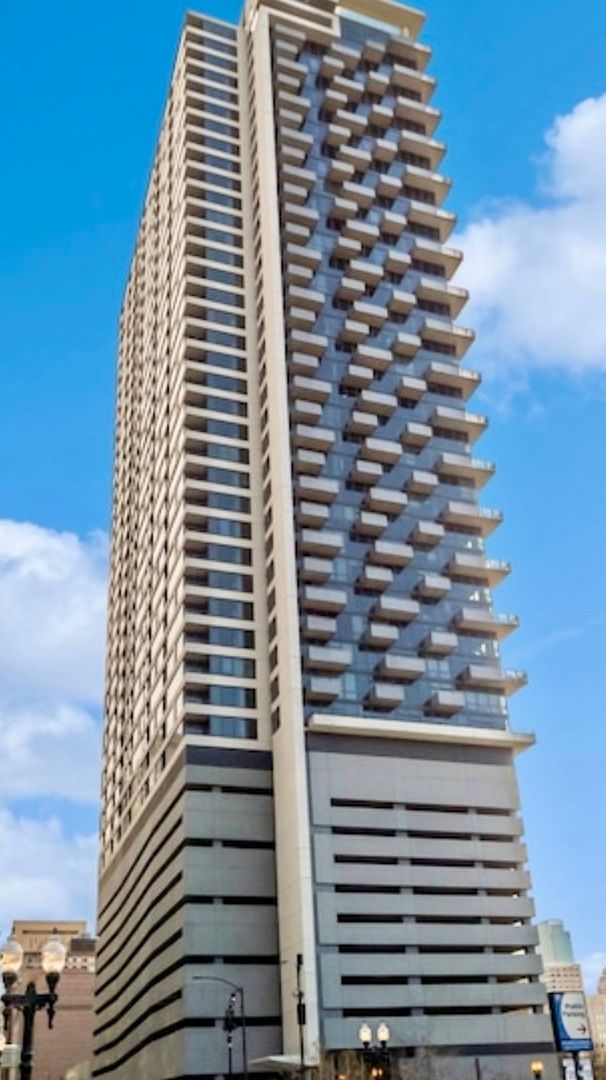 235 VAN BUREN Street, Chicago, IL 60607