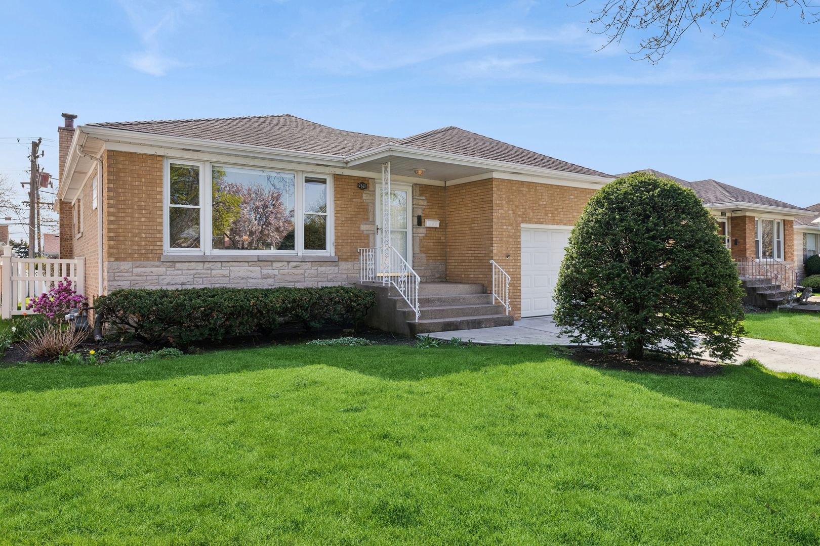 7661 N Neva Avenue — Niles, IL 60714