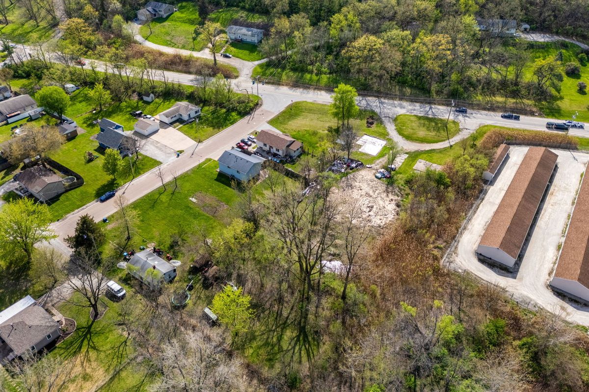 201 N 2nd Avenue, Carbon Cliff, IL 61239