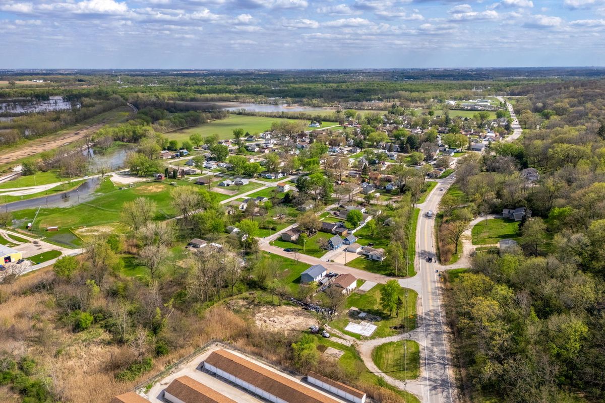 201 N 2nd Avenue, Carbon Cliff, IL 61239