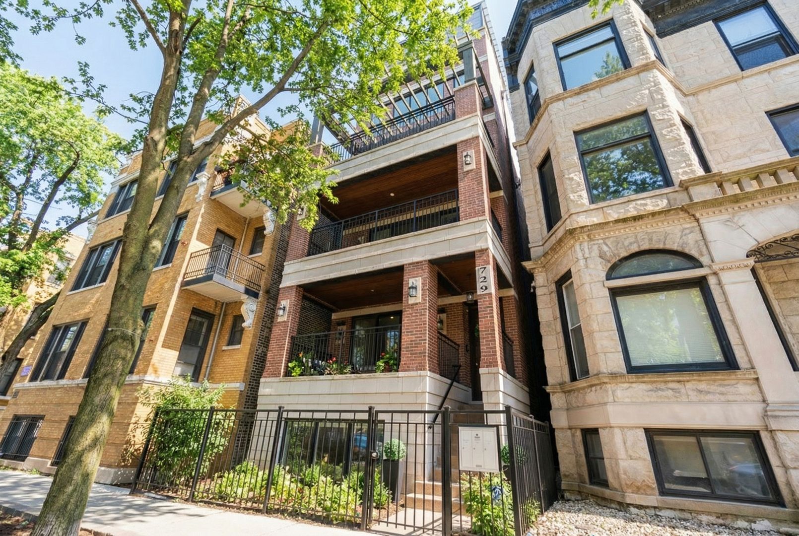 729 W Barry Avenue #1 — Chicago, IL 60657