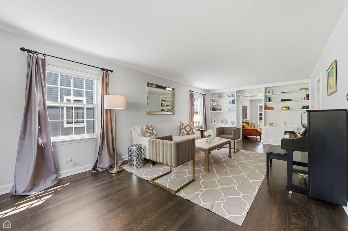 2015 Hollywood Court, Wilmette, IL 60091