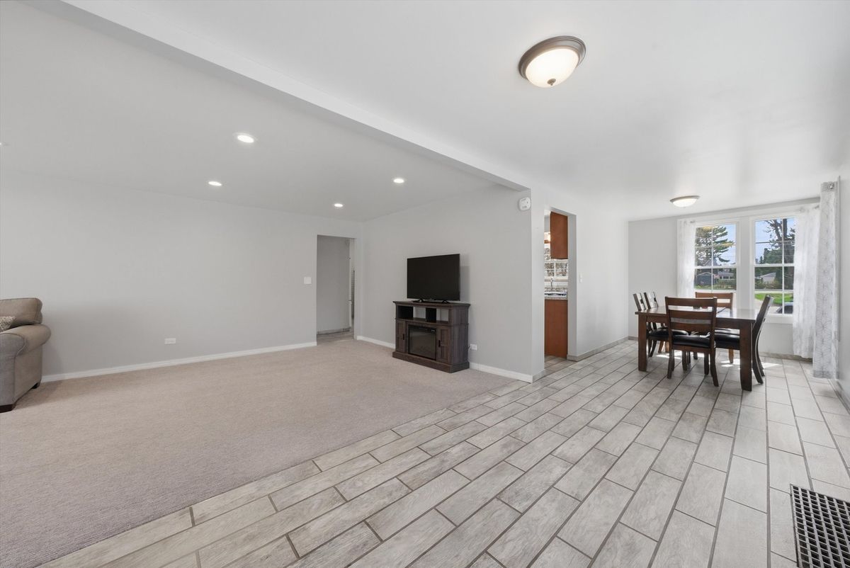 305 Circle Road, Fox River Grove, IL 60021