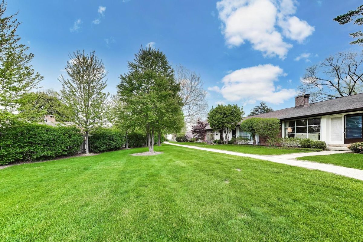 307 Crestwood Village, Northfield, IL 60093