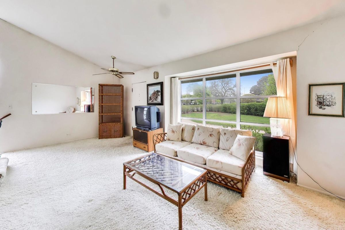 307 Crestwood Village, Northfield, IL 60093