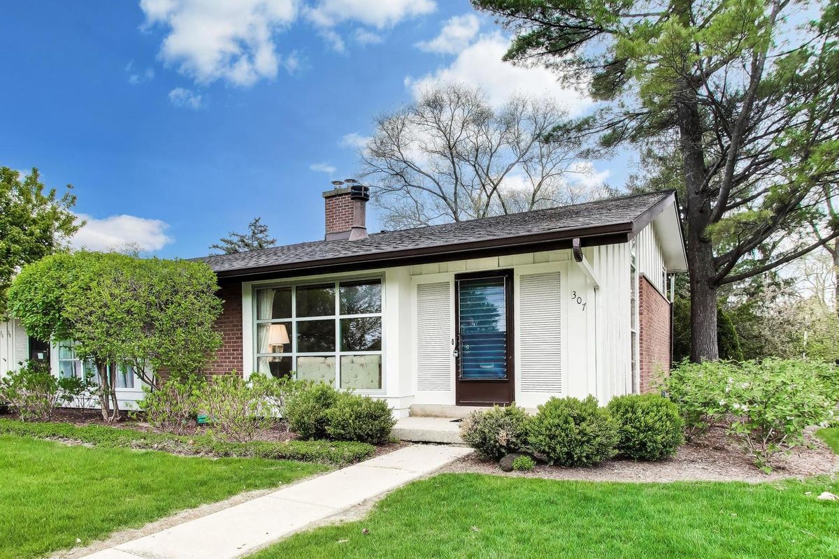 307 Crestwood Village, Northfield, IL 60093