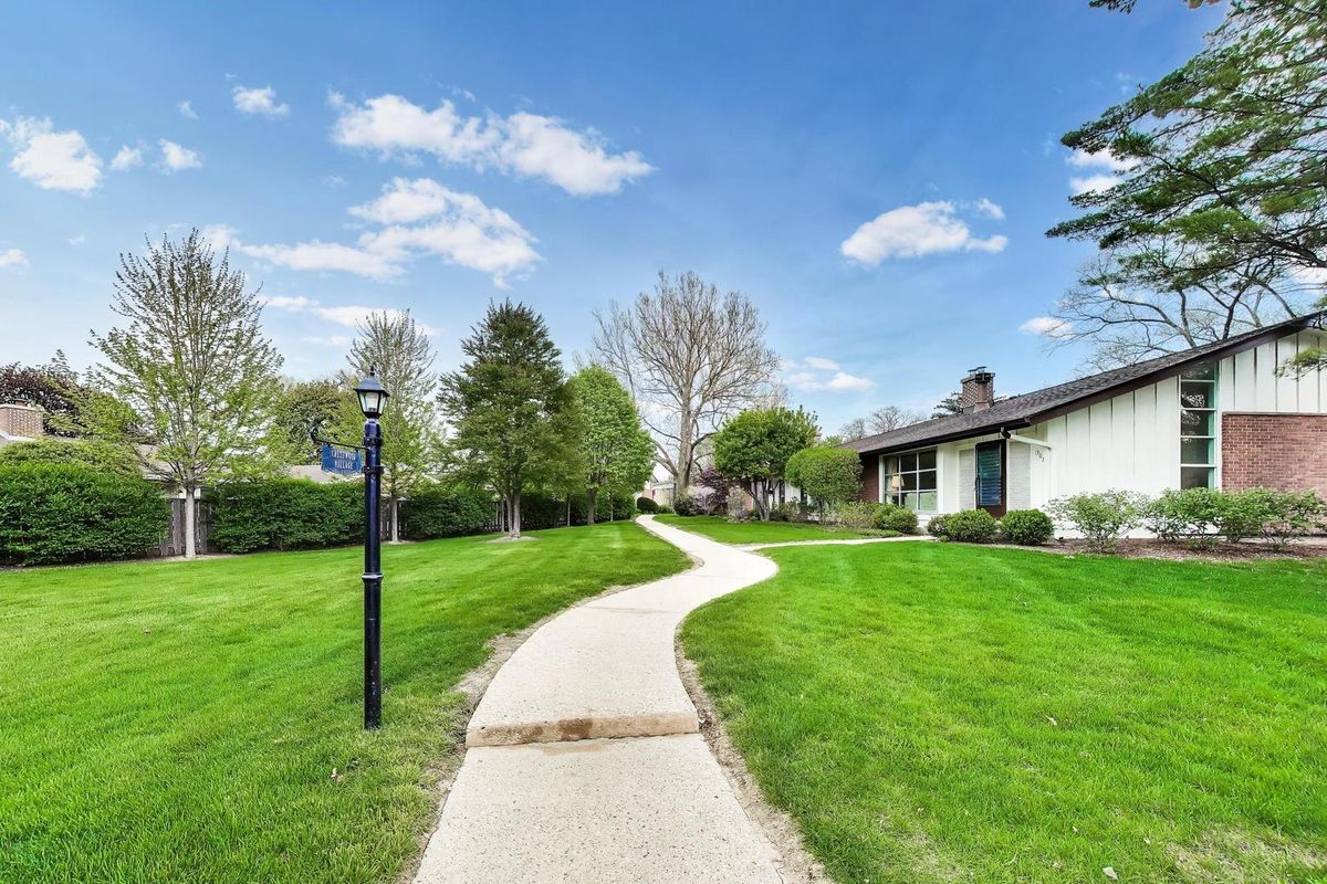 307 Crestwood Village, Northfield, IL 60093