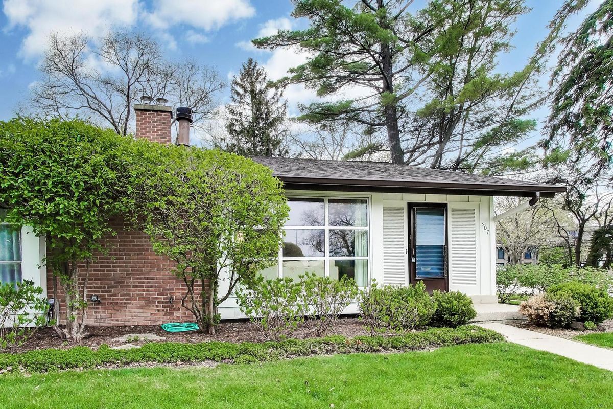 307 Crestwood Village, Northfield, IL 60093