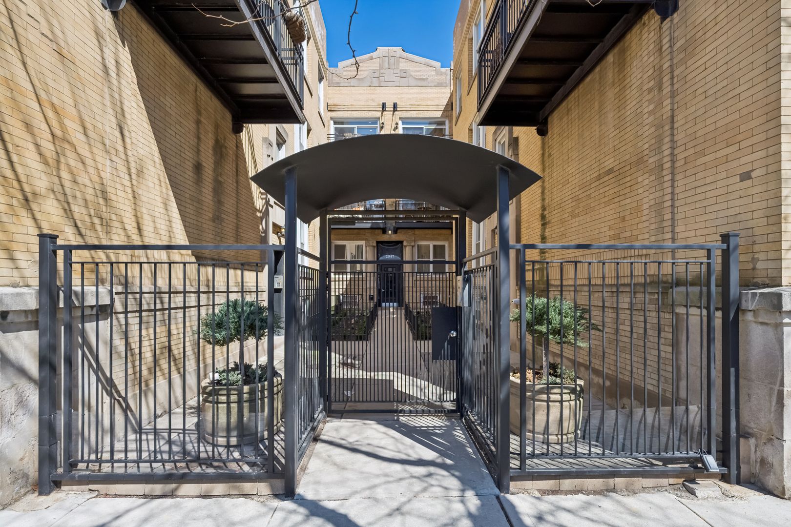 2547 N Clark Street #2N — Chicago, IL 60614