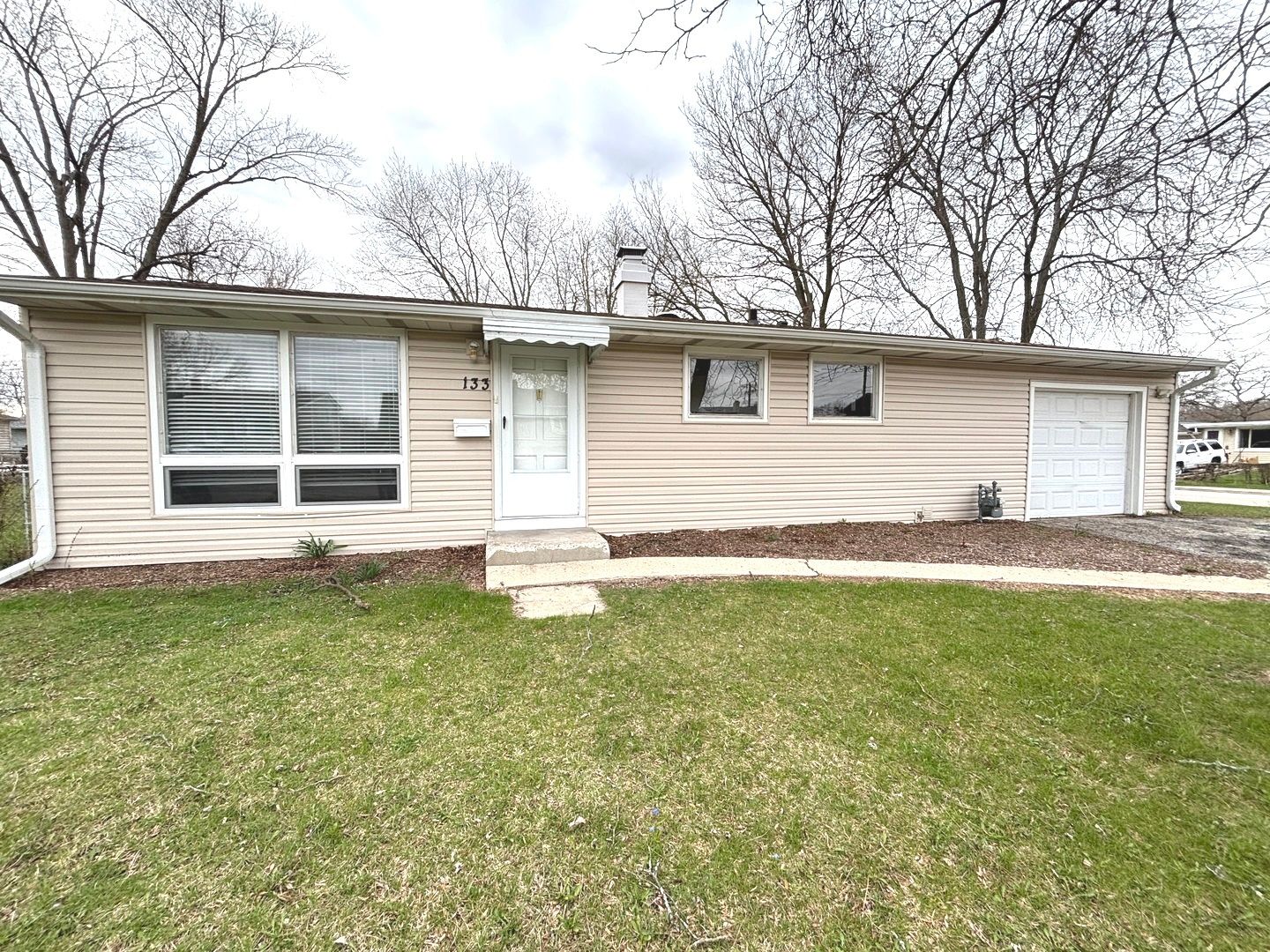 133 Golfview Lane — Carpentersville, IL 60110