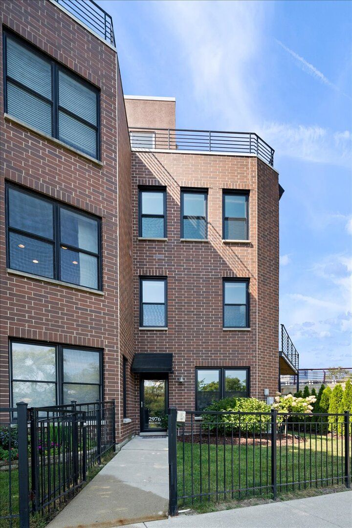 2976 Riverwalk Drive, Chicago, IL 60618