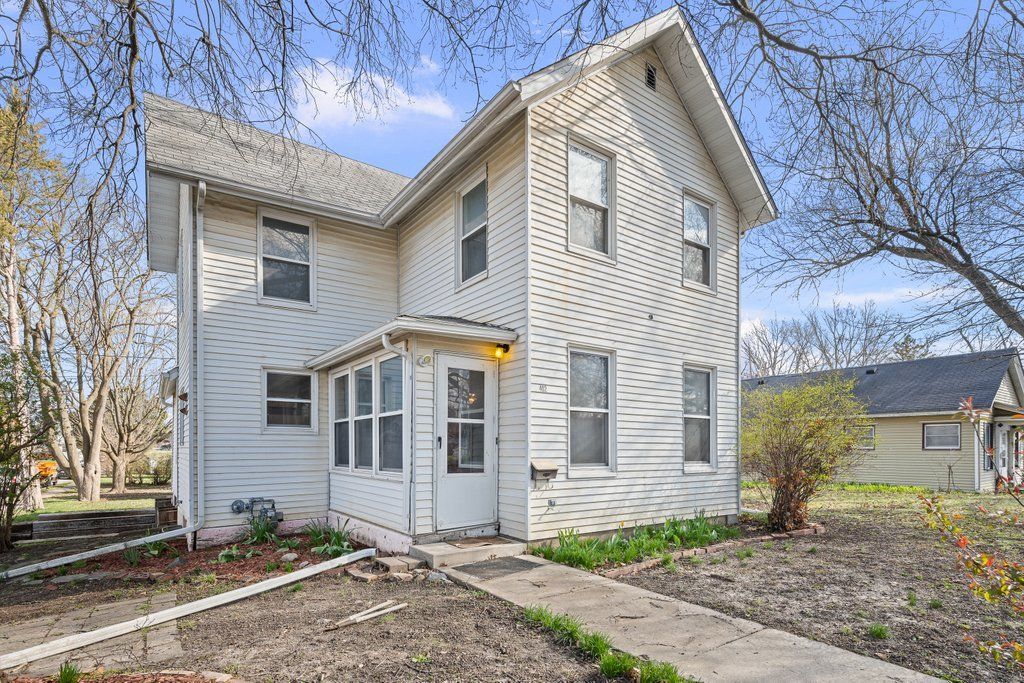 402 E Pleasant Street — Davenport, IA 52803