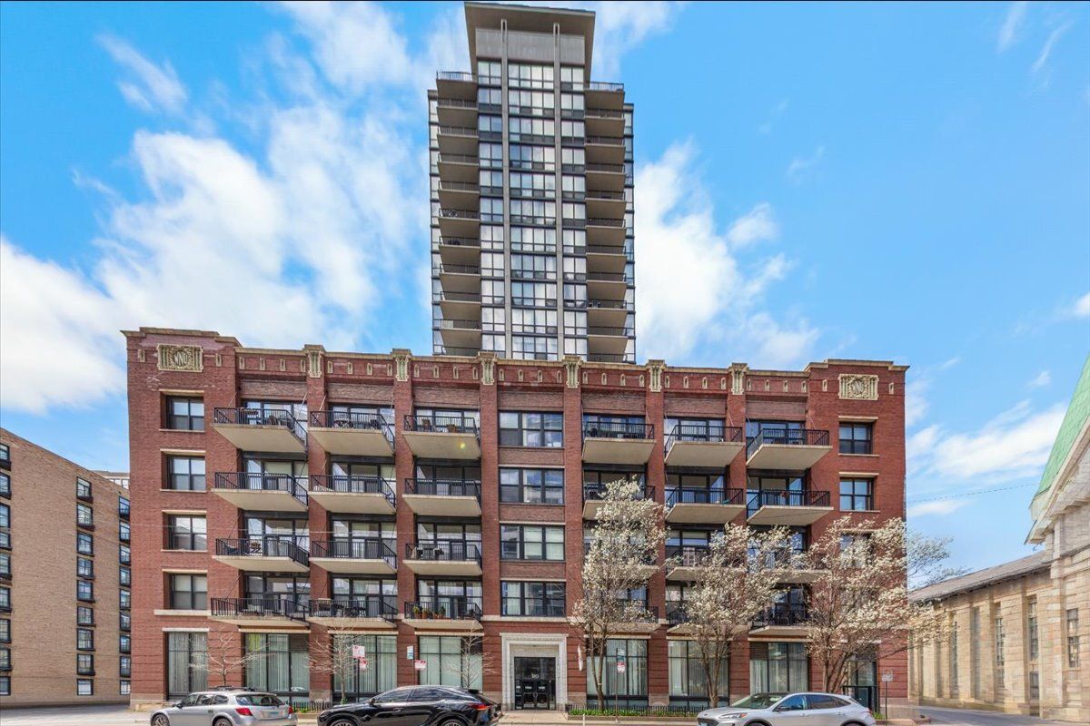 210 S Des Plaines Avenue #1603 — Chicago, IL 60661
