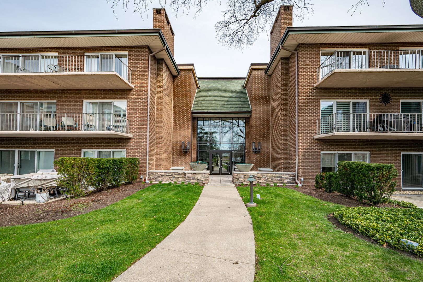4 Oak Brook Club Drive #G205 — Oak Brook, IL 60523