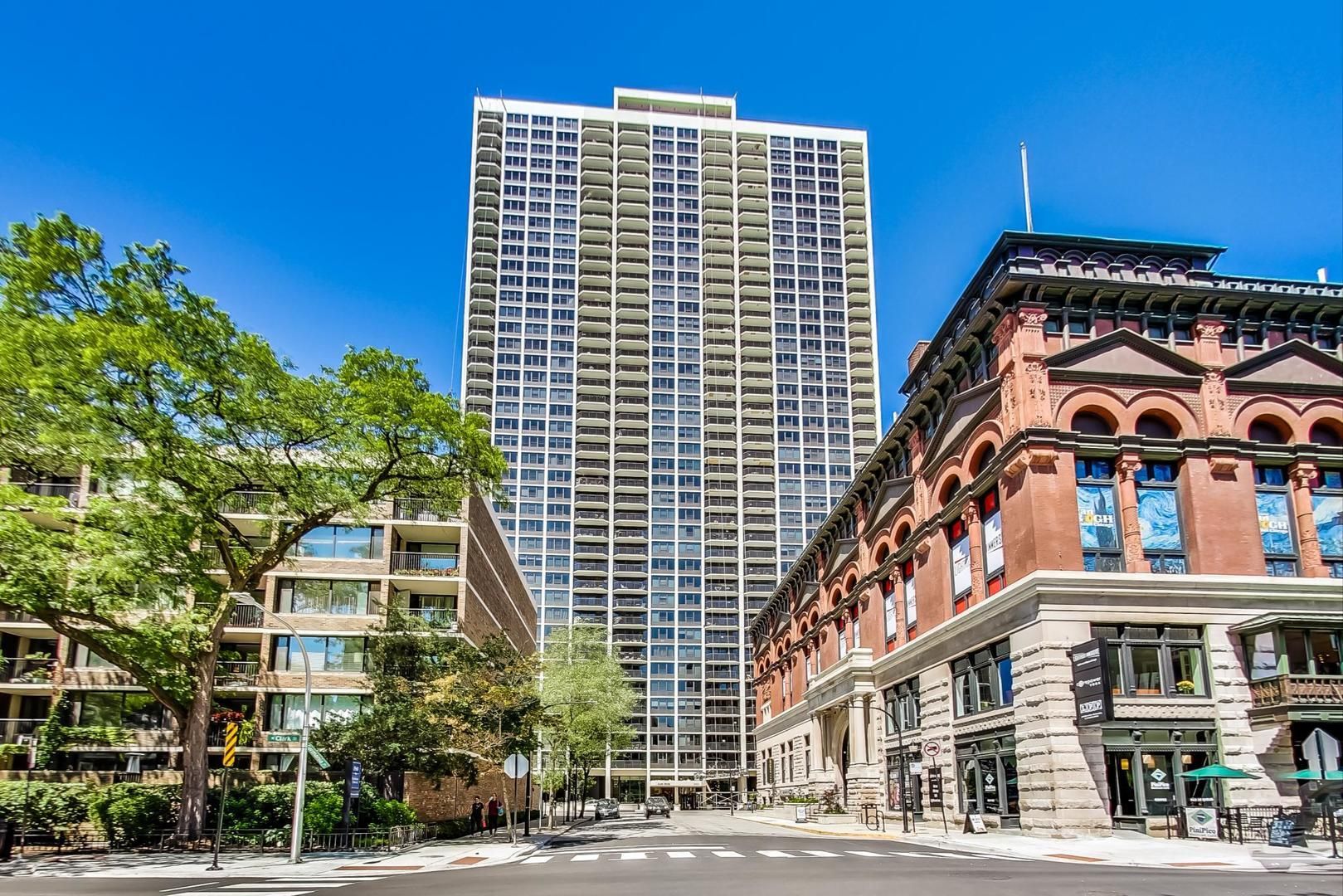 1560 N Sandburg Terrace #2207J — Chicago, IL 60610