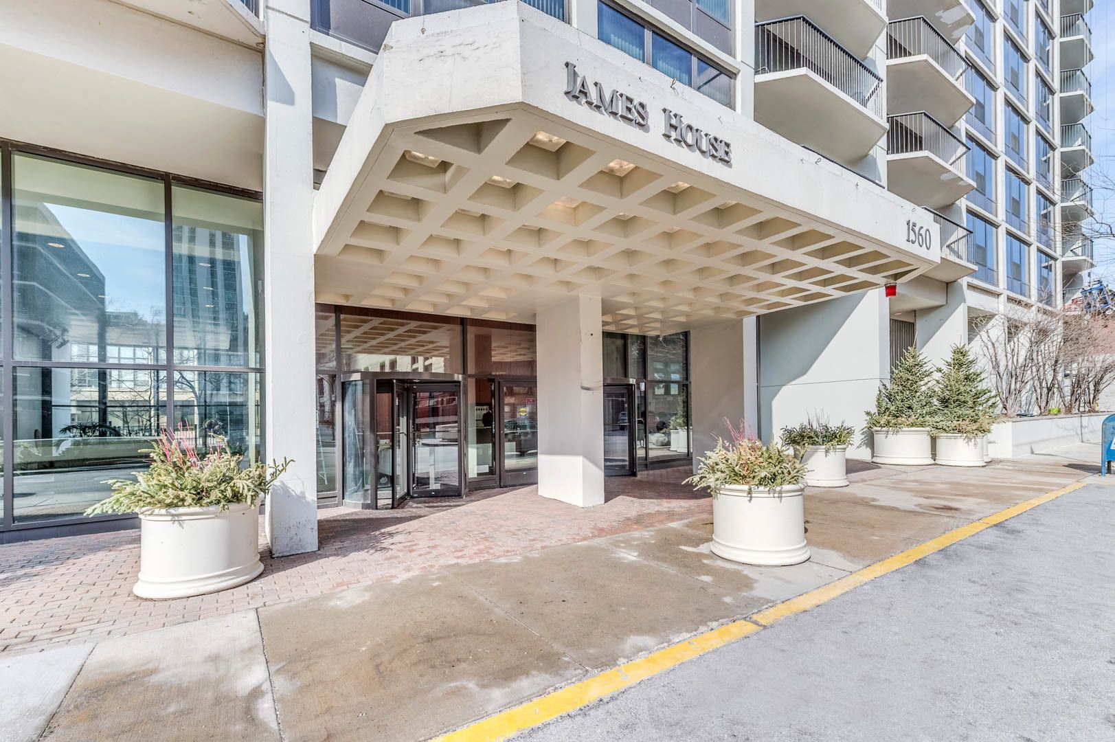 1560 N Sandburg Terrace #4009J — Chicago, IL 60610