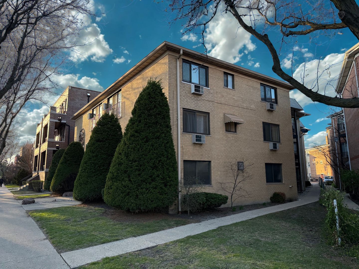 5506 W HIGGINS Avenue #3 — Chicago, IL 60630