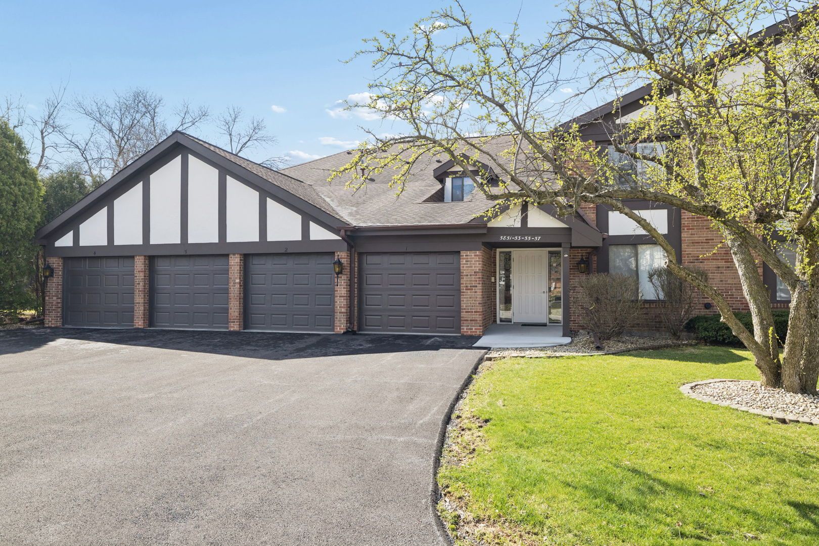 5851 Doe Circle — Westmont, IL 60559