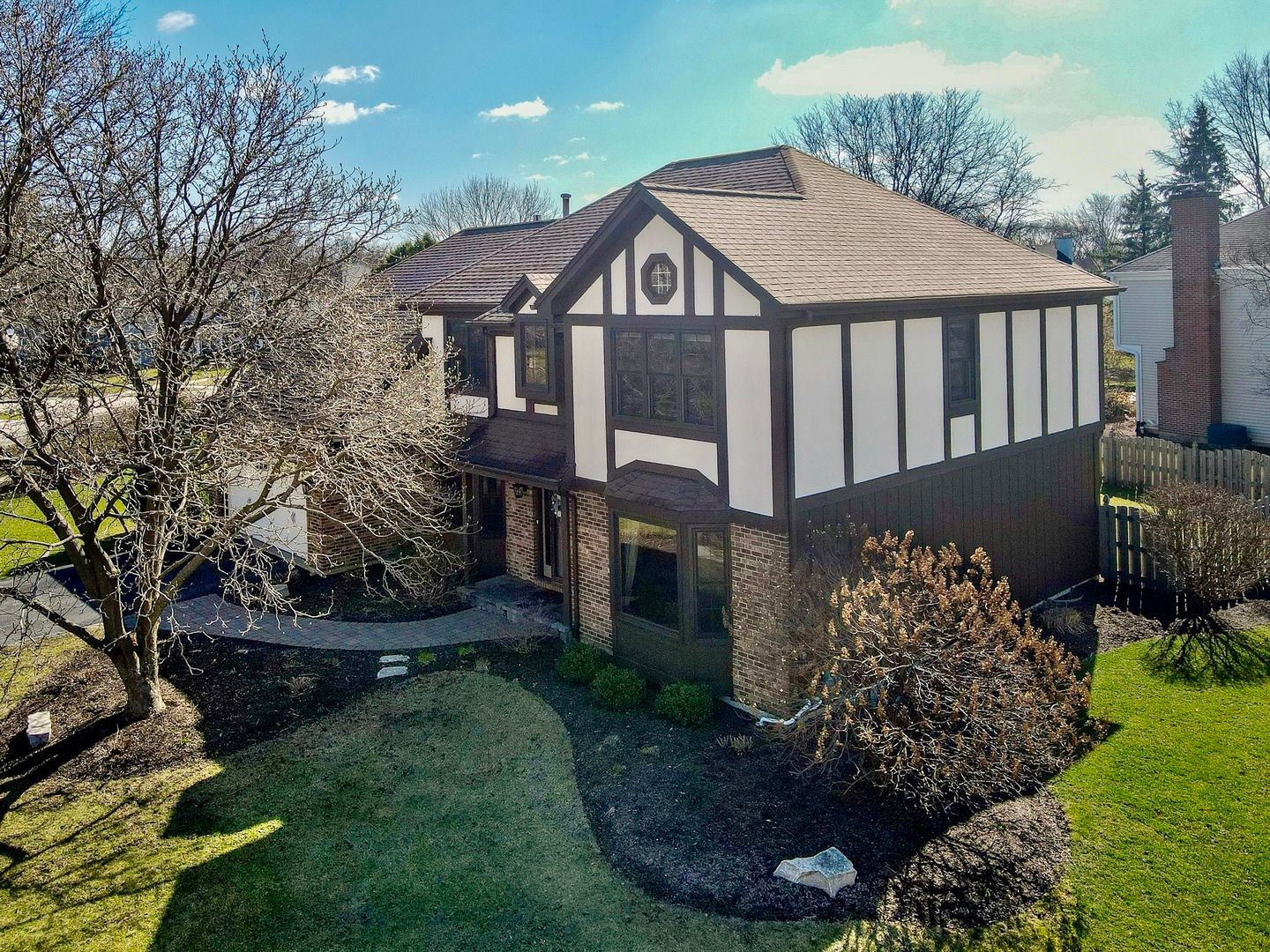 2012 Somerset Lane — Wheaton, IL 60189