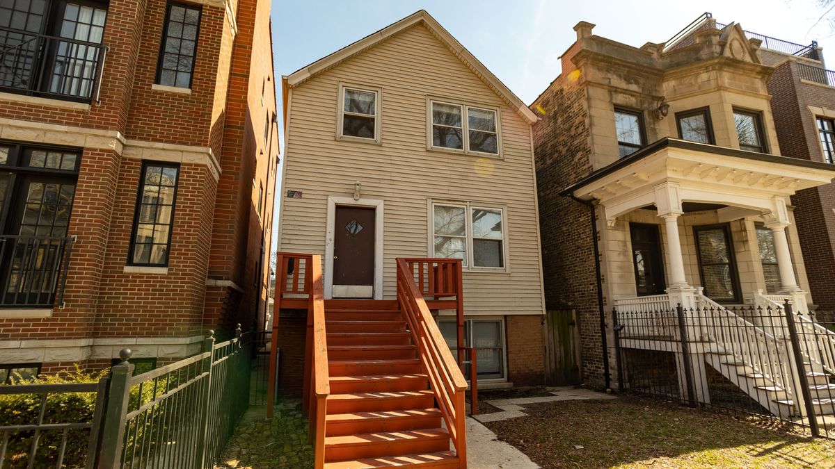 3729 Clifton Avenue, Chicago, IL 60613