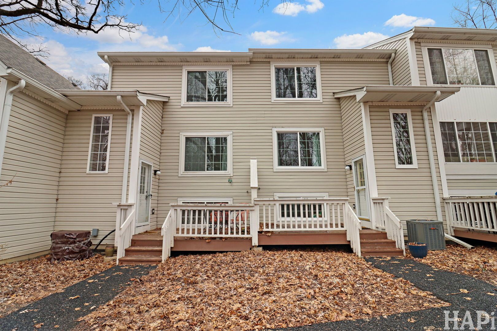 283 W Whispering Oaks Lane — Round Lake, IL 60073