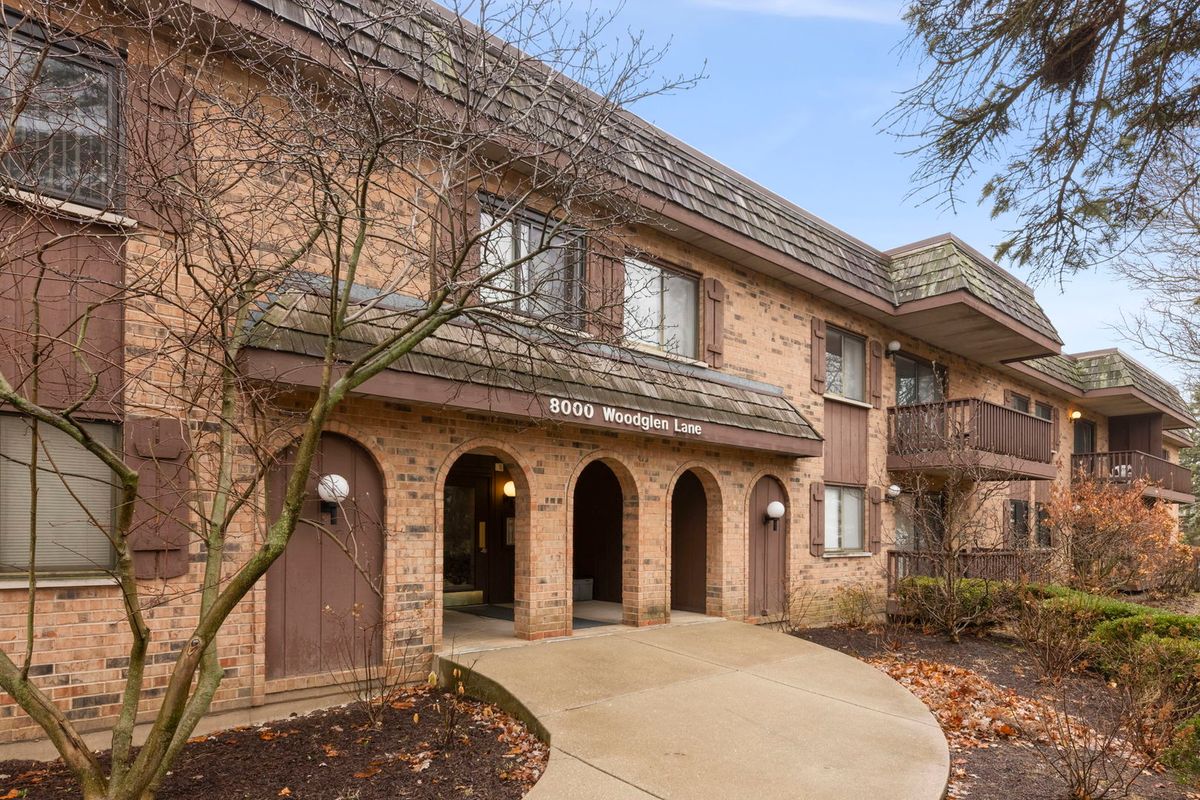 8000 WOODGLEN Lane, Downers Grove, IL 60516