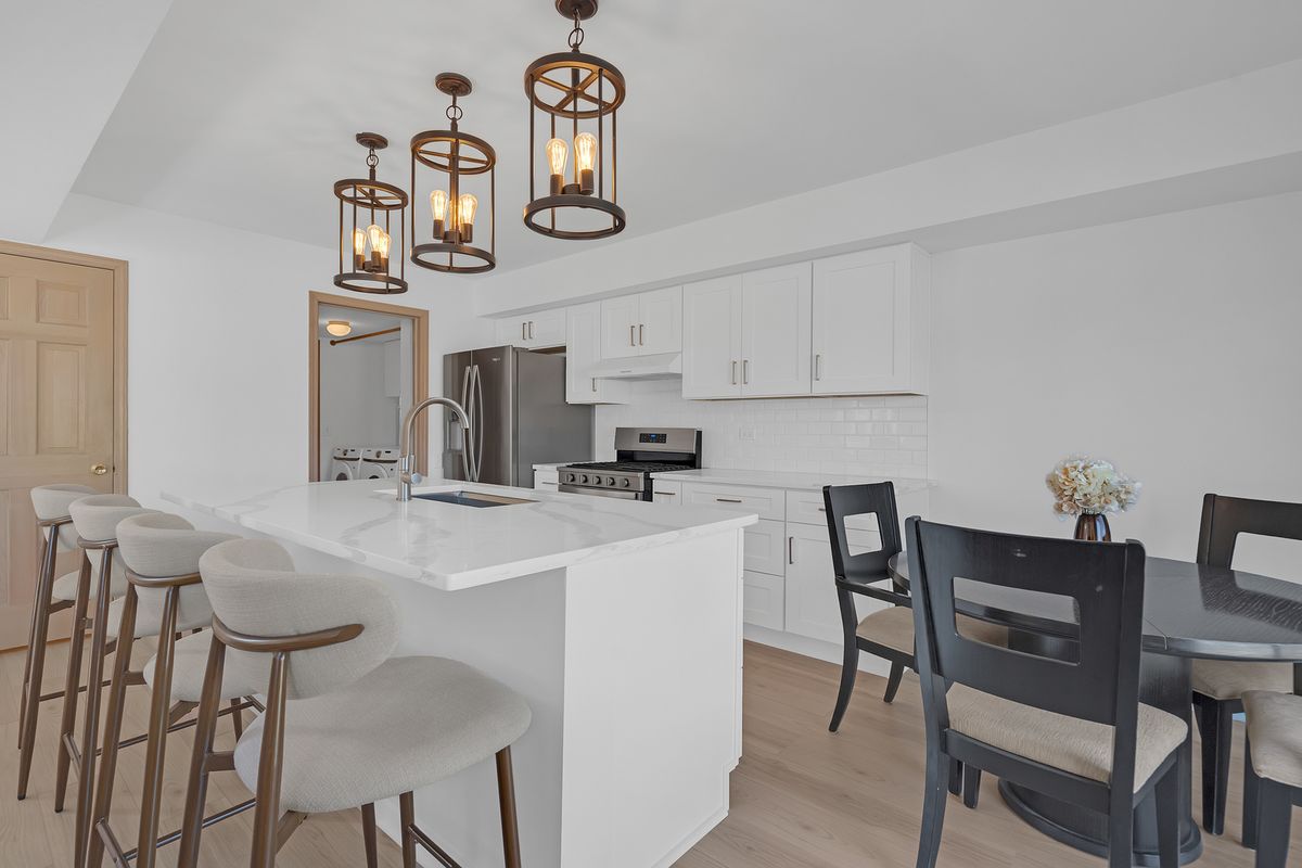 377 Locksley Drive, Streamwood, IL 60107