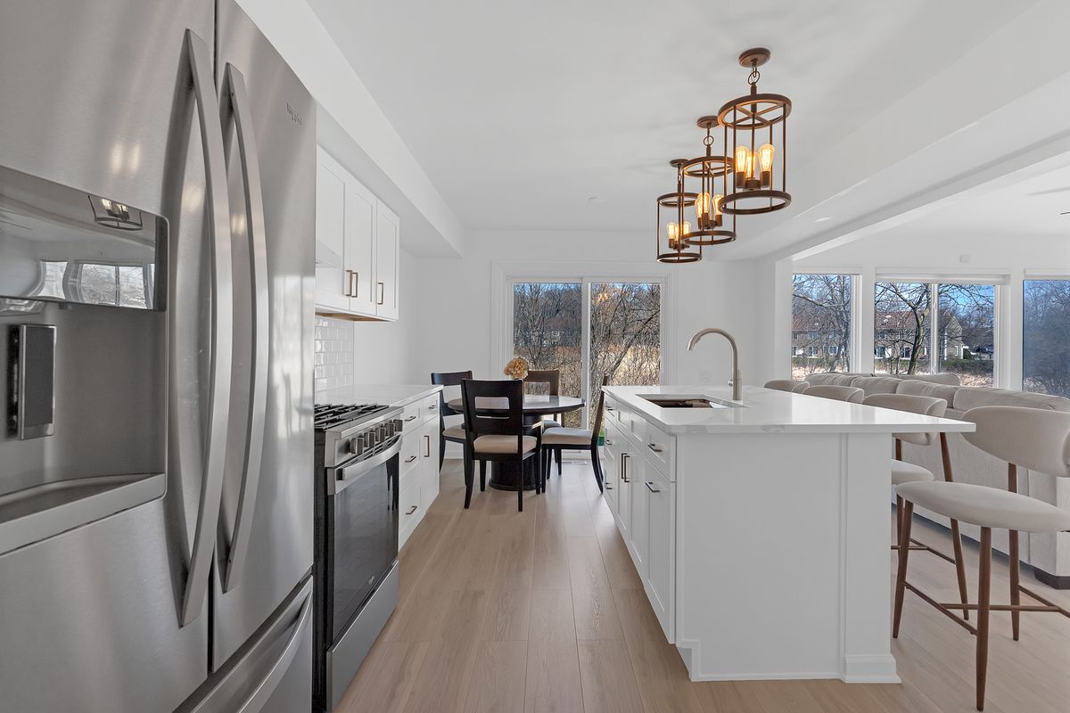 377 Locksley Drive, Streamwood, IL 60107