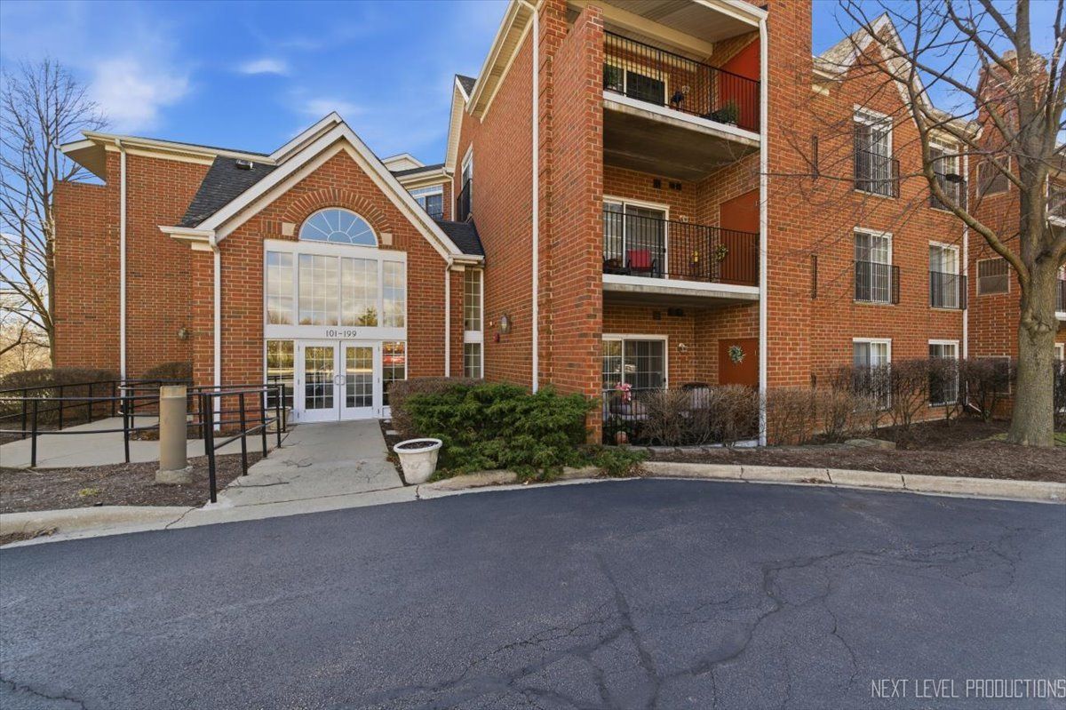 163 Hunt Club Drive, St. Charles, IL 60174