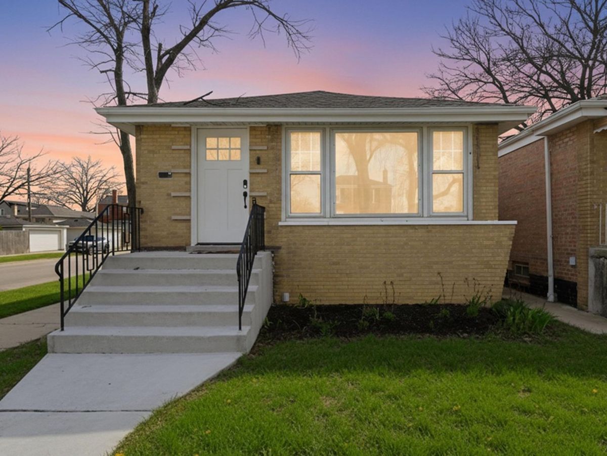 5301 Menard Avenue, Chicago, IL 60638