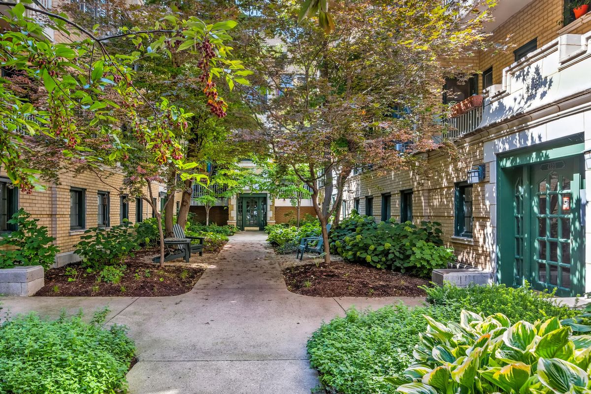 4320 Clarendon Avenue, Chicago, IL 60613