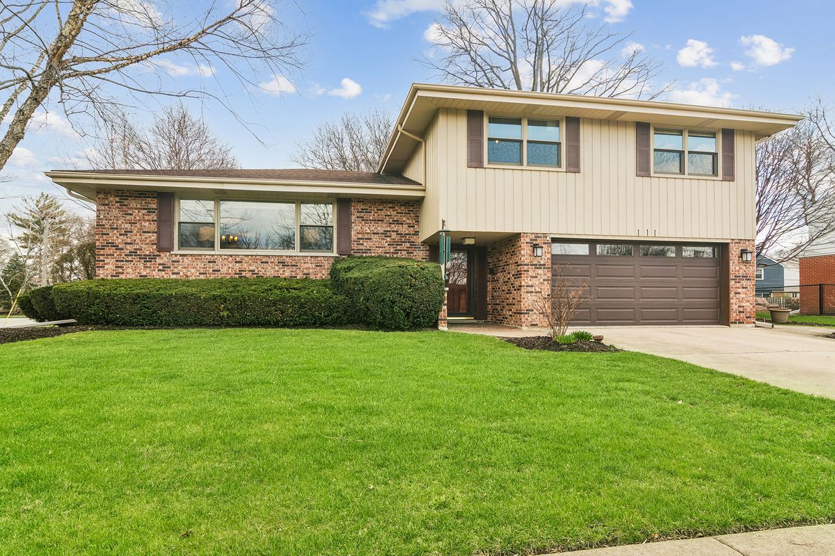 111 Wilshire Lane, Arlington Heights, IL 60004