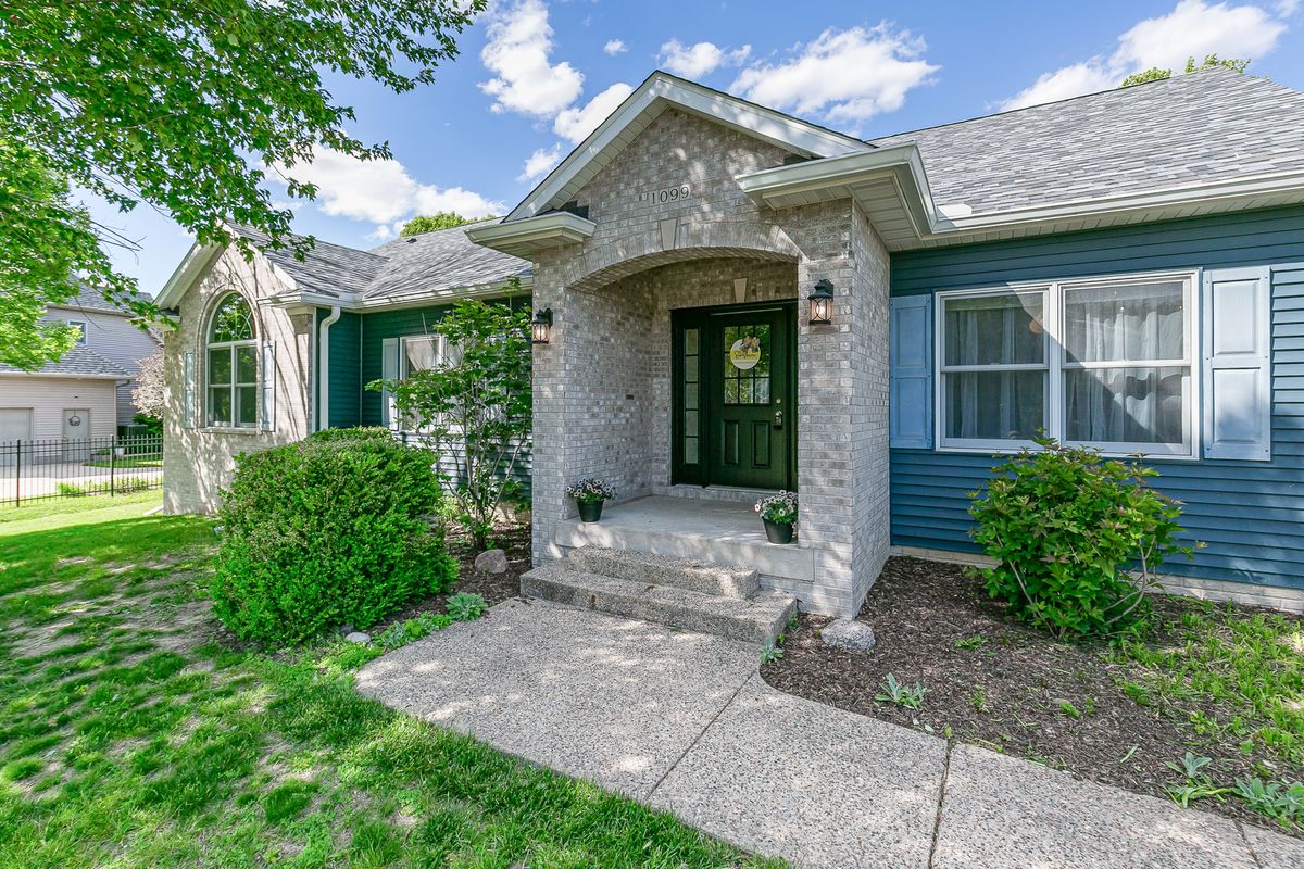 1099 Fox Hollow Lane, Le Claire, IA 52753