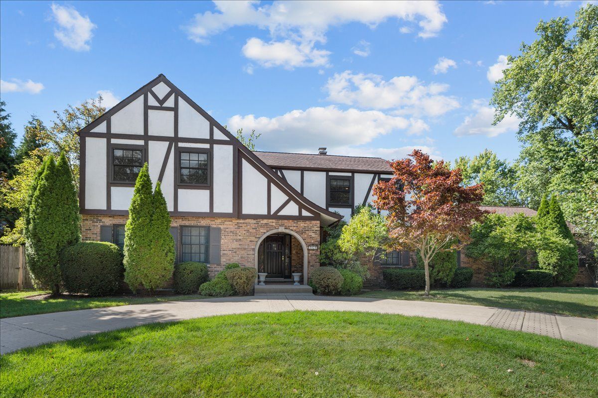 860 Heather Road — Deerfield, IL 60015