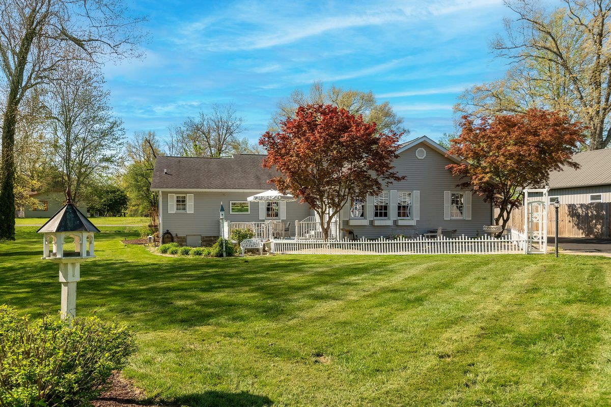 370 Woodlake Road, Eldorado, IL 62930