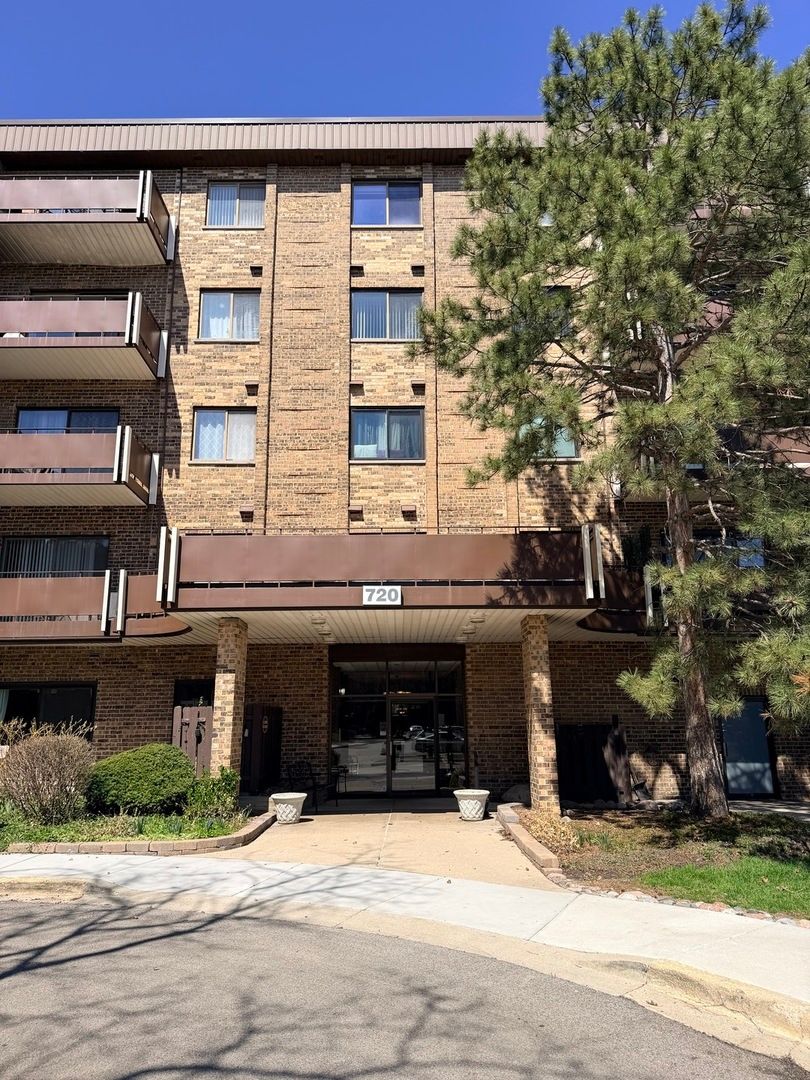 720 Wellington Avenue #219 — Elk Grove Village, IL 60007
