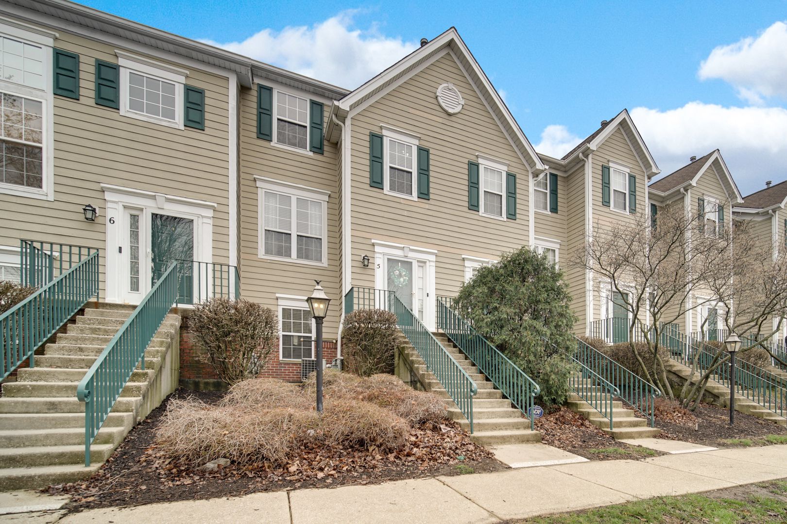 2426 Courtyard Circle #5 — Aurora, IL 60506