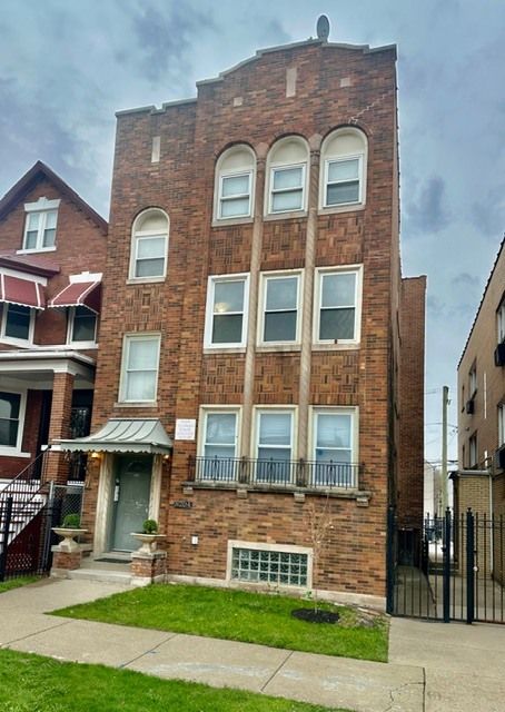 8204 S EXCHANGE Avenue — Chicago, IL 60617