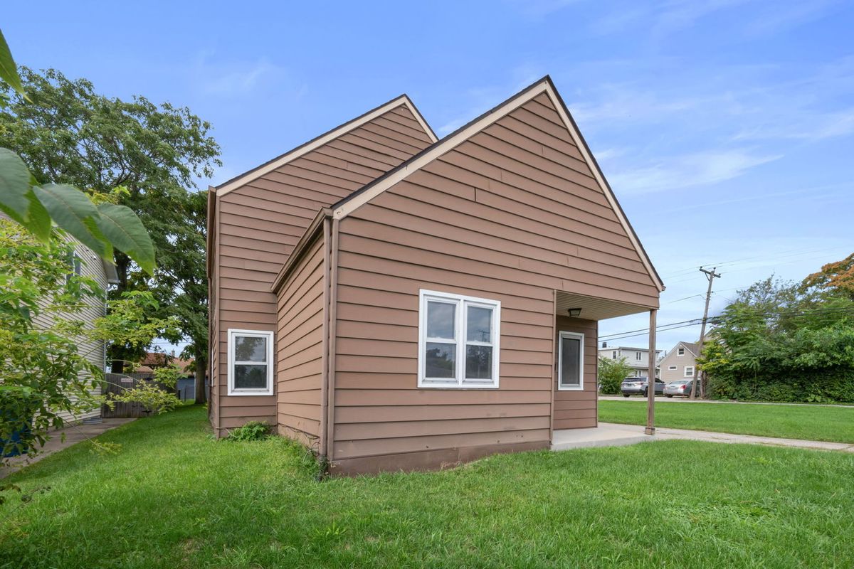 17 W 30th Place, Steger, IL 60475
